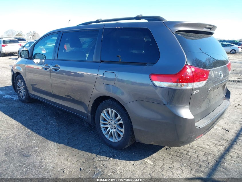 2013 Toyota Sienna Xle V6 8 Passenger