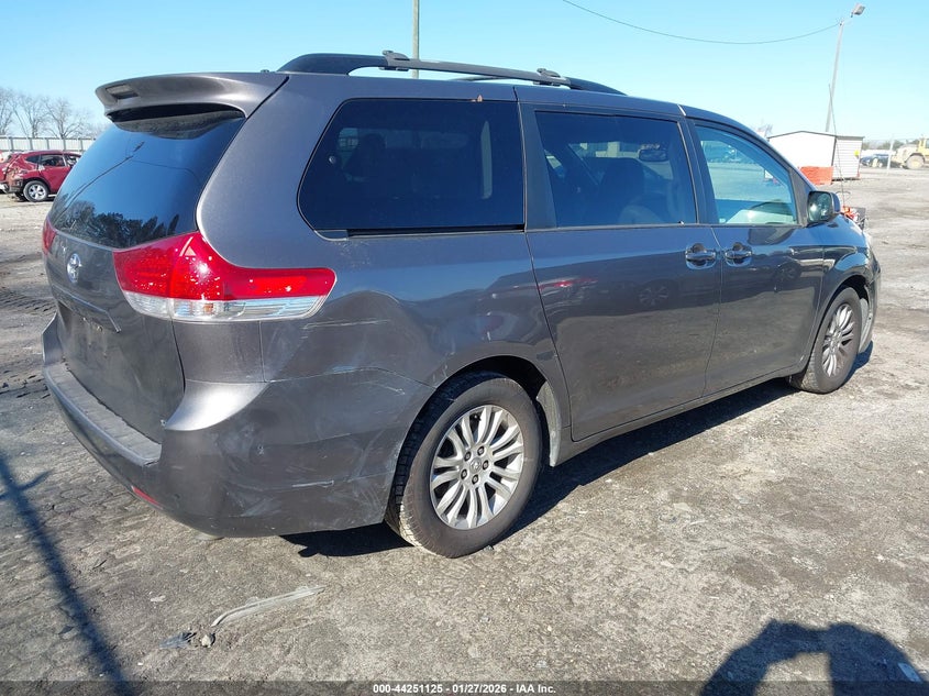 2013 Toyota Sienna Xle V6 8 Passenger