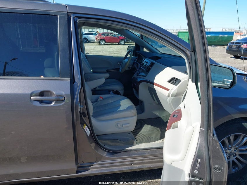 2013 Toyota Sienna Xle V6 8 Passenger