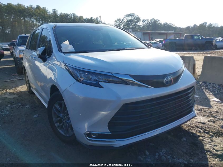 2022 Toyota Sienna Xle