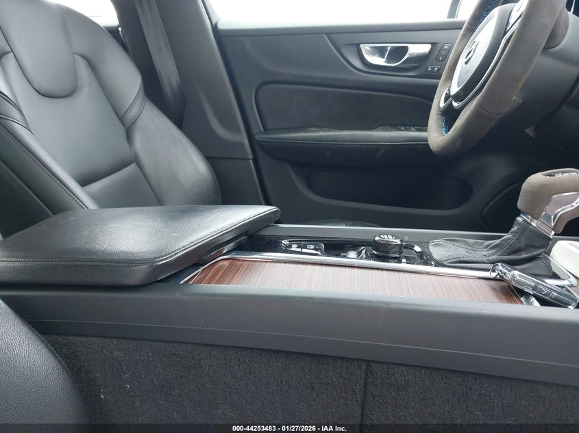 2021 Volvo S60 T6 Momentum