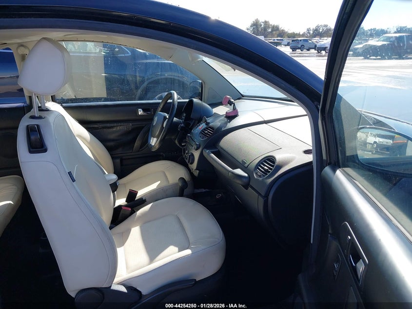2008 Volkswagen New Beetle Black Tie Edition/Triple White