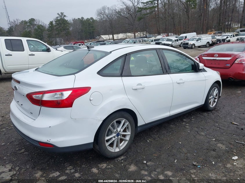 1FAHP3F23CL185324 2012 Ford Focus 2.0 Se white