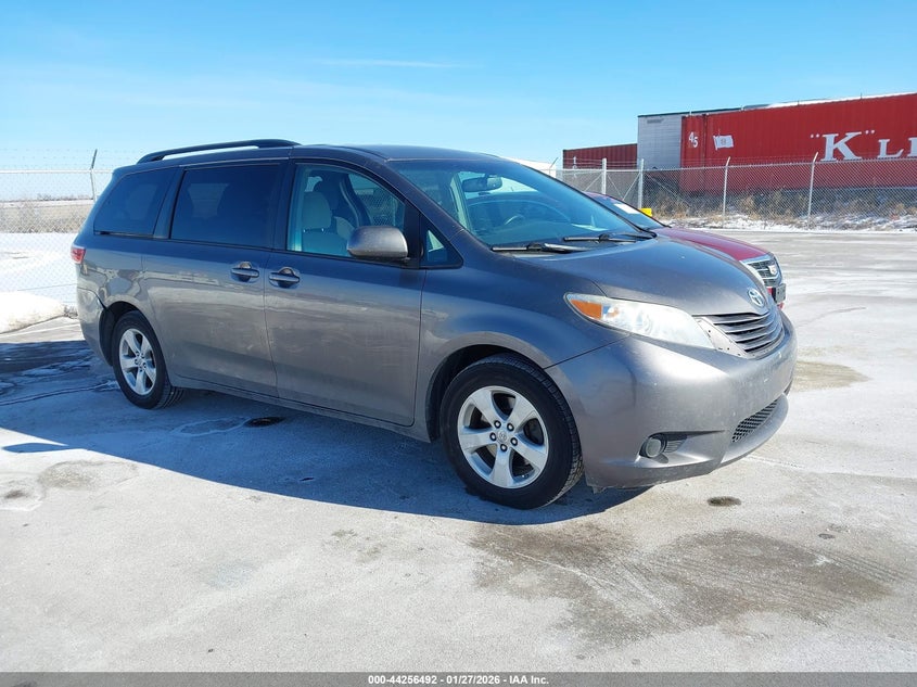 TOYOTA SIENNA LE 8 PASSENGER