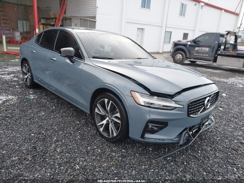 2022 Volvo S60 B5 Black Edition R-Design/B5 R-Design