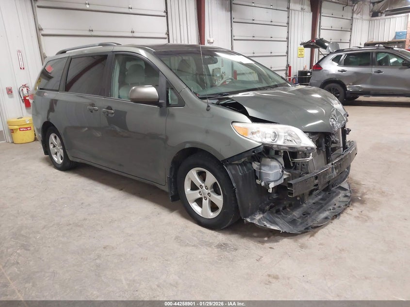 2014 Toyota Sienna Le V6 8 Passenger
