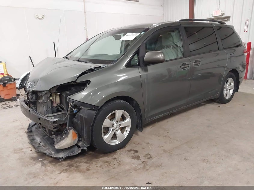 2014 Toyota Sienna Le V6 8 Passenger