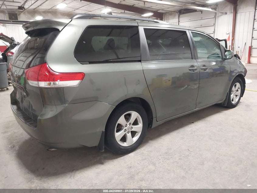 2014 Toyota Sienna Le V6 8 Passenger