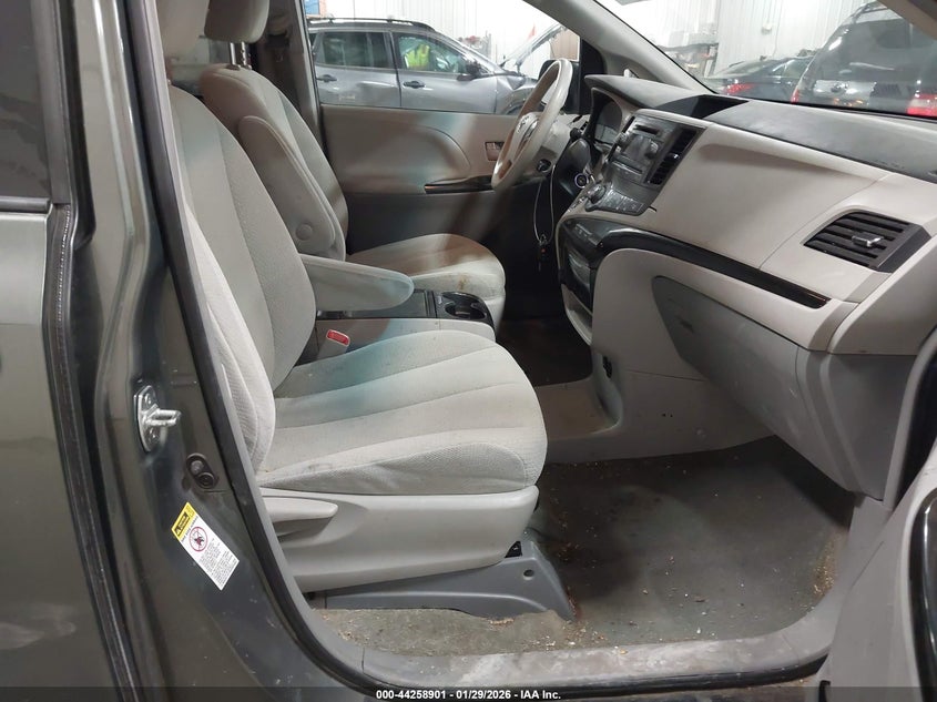2014 Toyota Sienna Le V6 8 Passenger