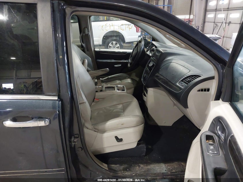 2014 Chrysler Town & Country Touring-L