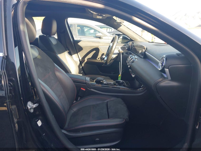 2022 Mercedes-Benz A 220