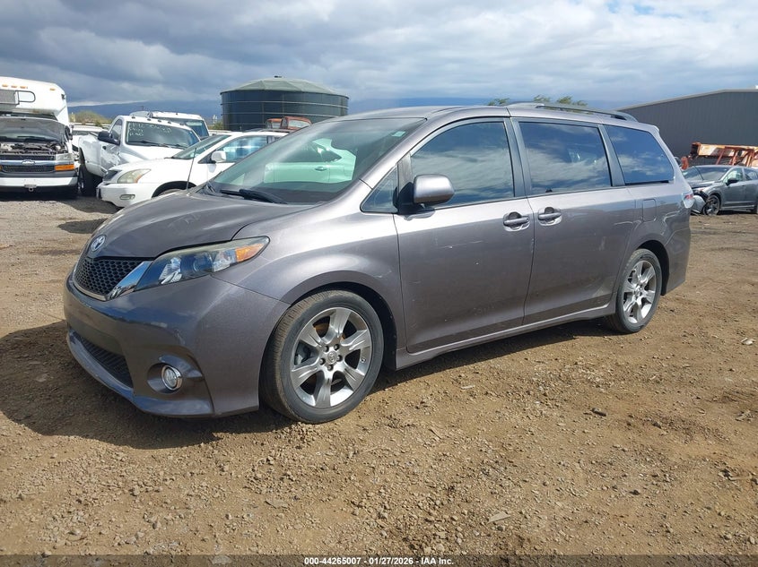 2012 Toyota Sienna Se 8 Passenger