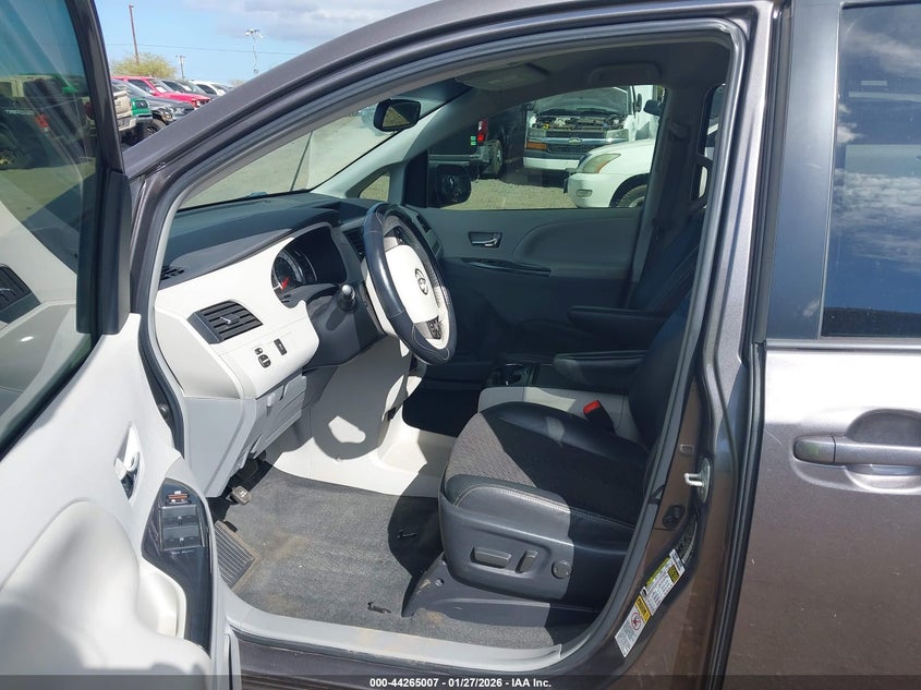 2012 Toyota Sienna Se 8 Passenger