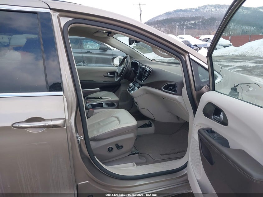 2017 Chrysler Pacifica Touring-L Plus