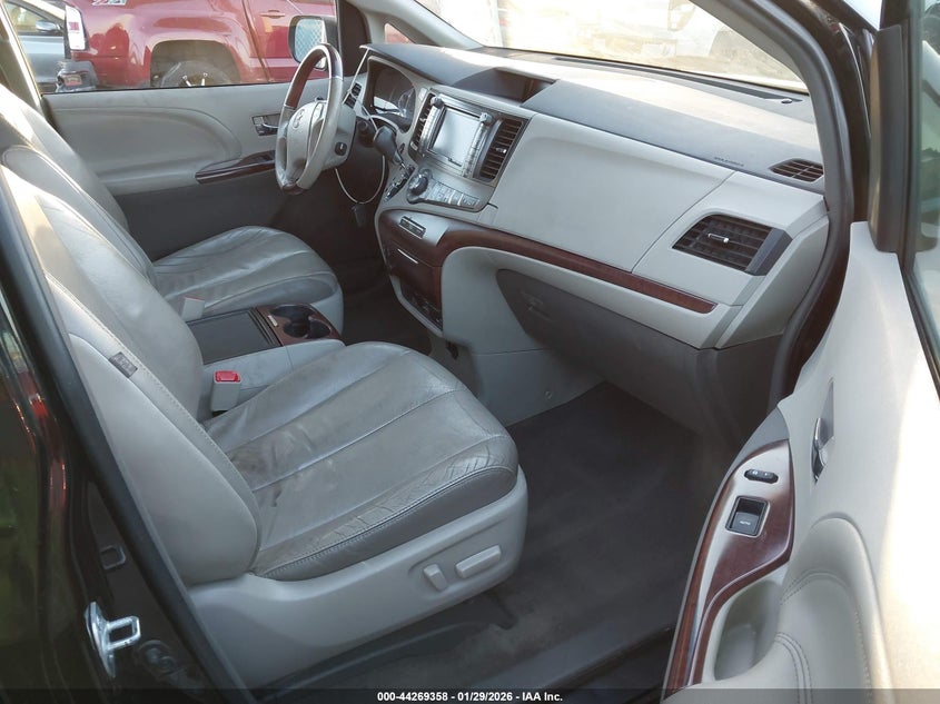 2014 Toyota Sienna Limited V6 7 Passenger