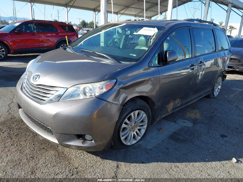 2014 Toyota Sienna Xle V6 8 Passenger