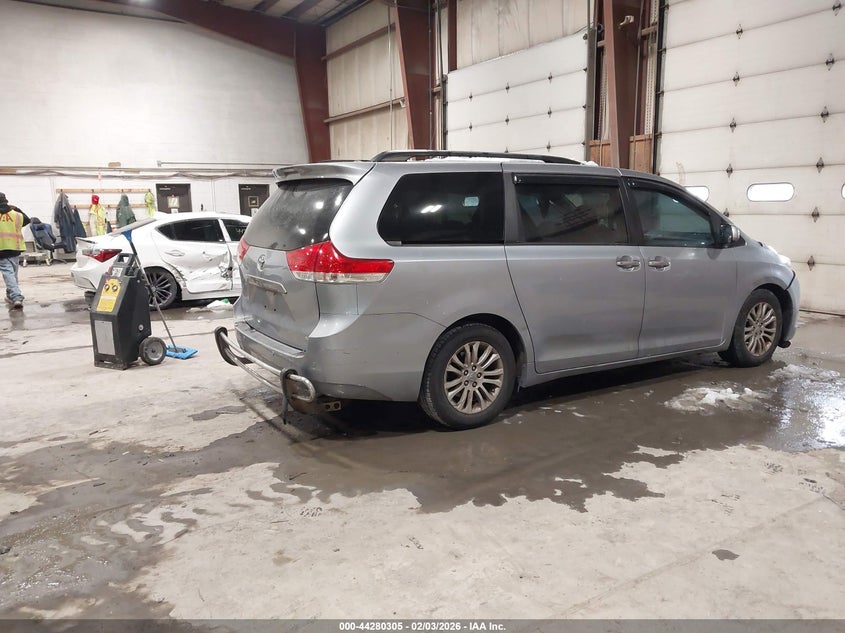2013 Toyota Sienna Xle V6 8 Passenger