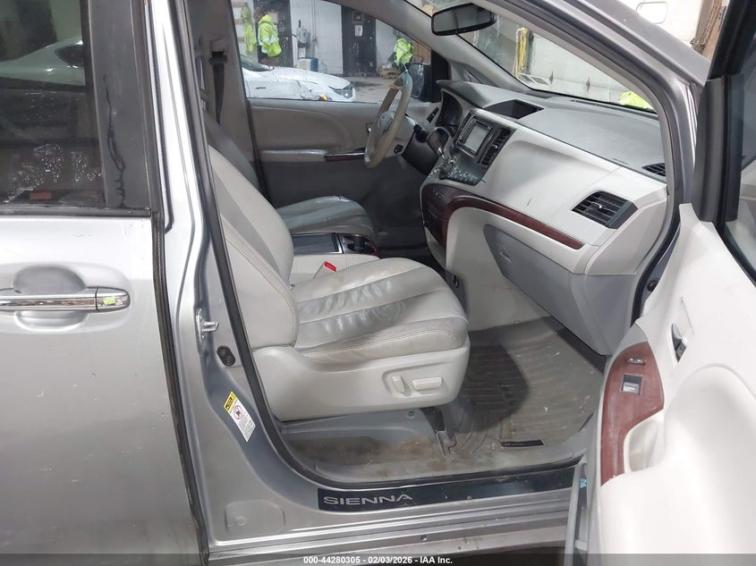2013 Toyota Sienna Xle V6 8 Passenger