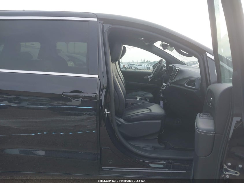 2025 Chrysler Pacifica Hybrid Select