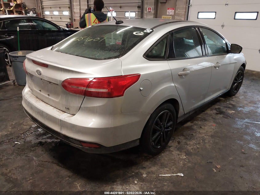 VIN 1FADP3F27JL221303 2018 FORD FOCUS SE