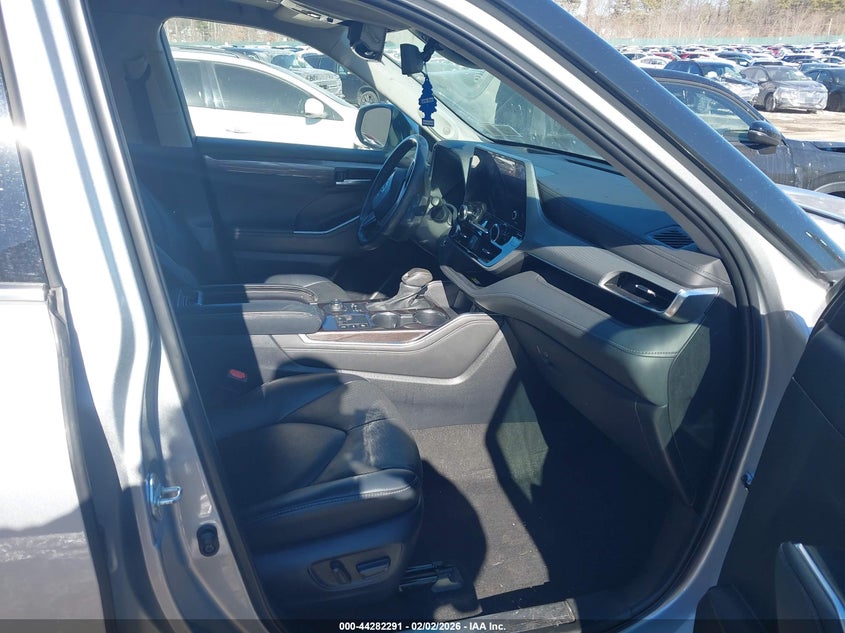 2023 Toyota Highlander Platinum