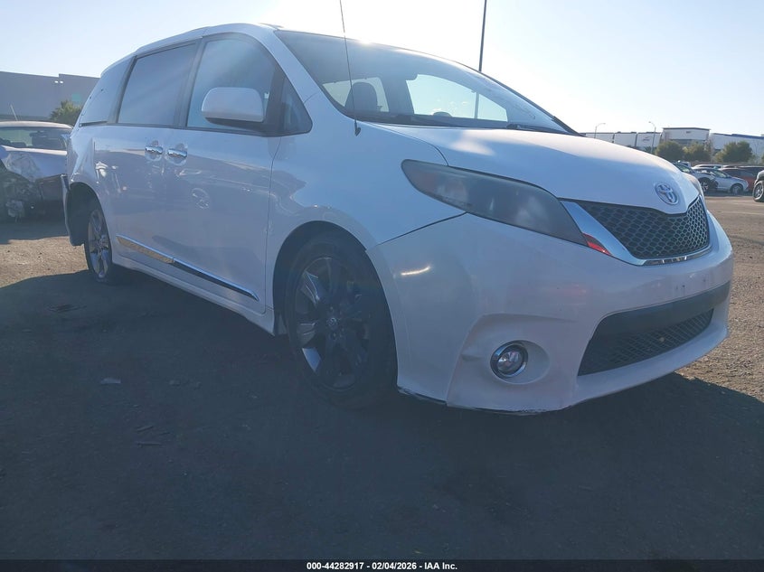 2014 Toyota Sienna Se 8 Passenger