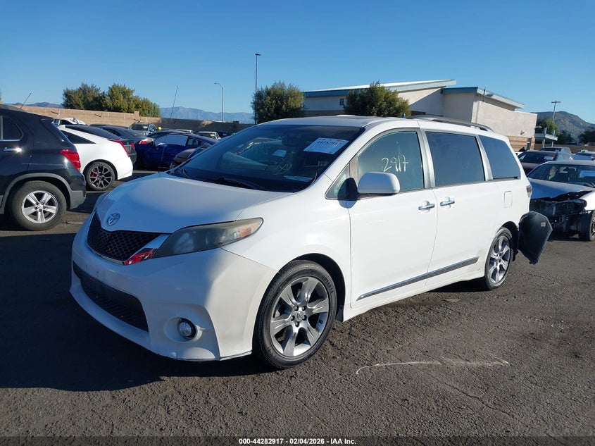 2014 Toyota Sienna Se 8 Passenger