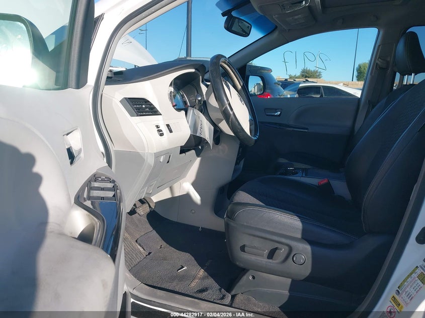 2014 Toyota Sienna Se 8 Passenger