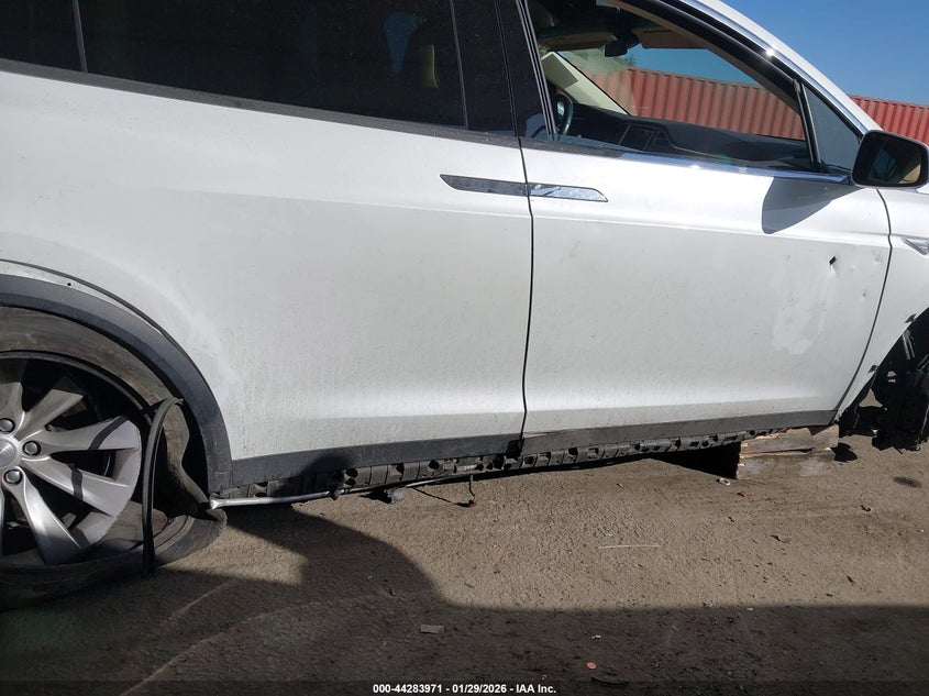 2016 Tesla Model X 60D/70D/75D/90D VIN: 5YJXCAE21GF009999 Lot: 44283971