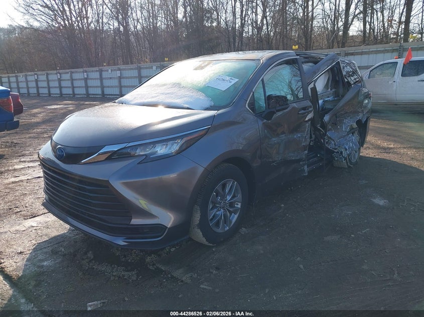 5TDKRKEC2PS174740 2023 TOYOTA SIENNA LE photo 1
