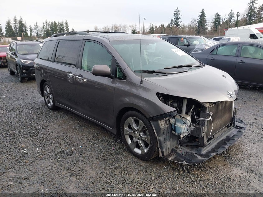 2013 Toyota Sienna Se 8 Passenger