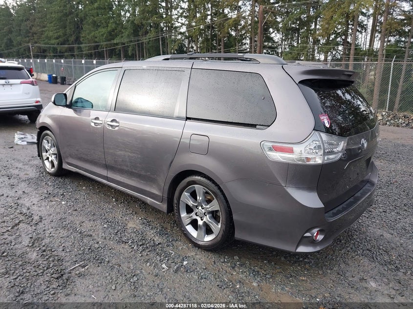 2013 Toyota Sienna Se 8 Passenger
