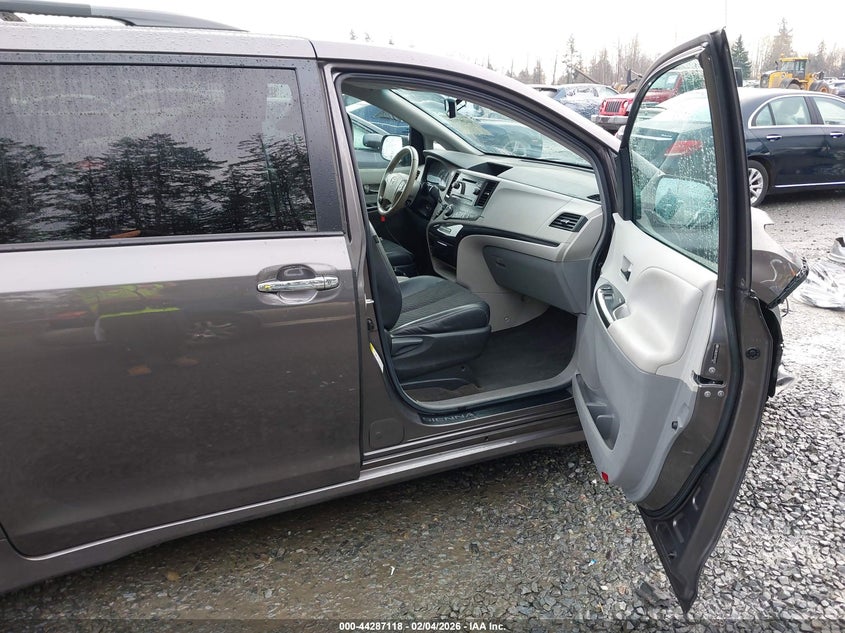 2013 Toyota Sienna Se 8 Passenger