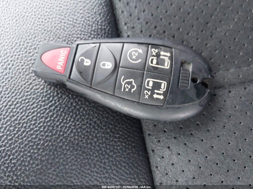 2C4RDGCG2KR622878 2019 Dodge Caravan 3.6 Grand Sxt white