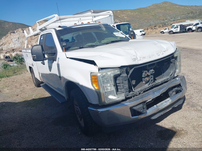 2017 Ford F-350 Chassis Xl
