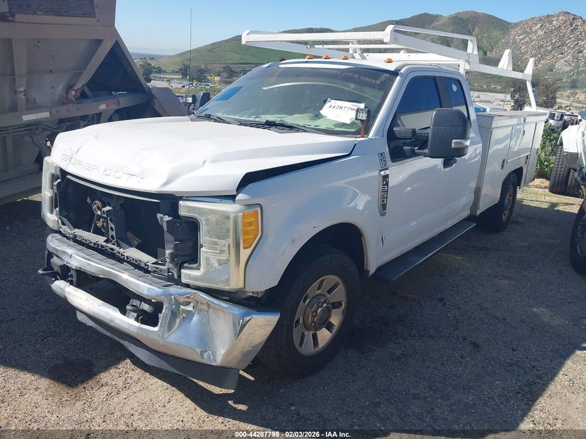 2017 Ford F-350 Chassis Xl