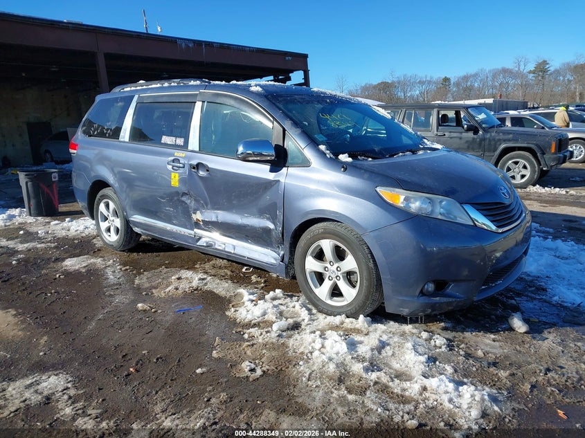 2013 Toyota Sienna Le V6 8 Passenger