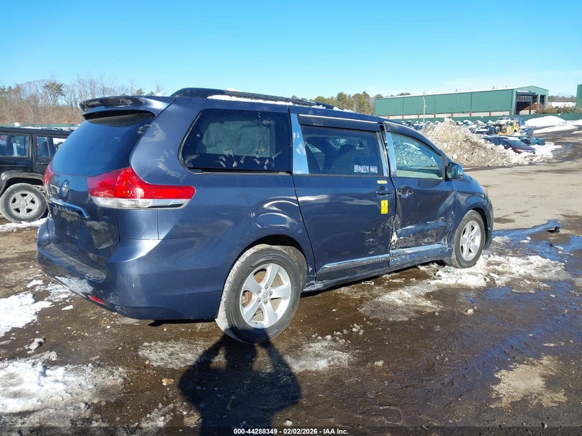2013 Toyota Sienna Le V6 8 Passenger