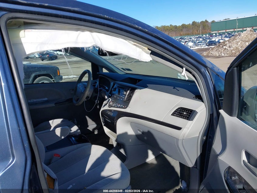 2013 Toyota Sienna Le V6 8 Passenger
