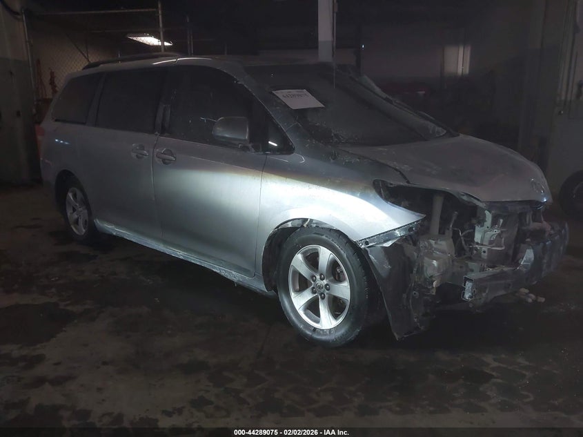 2014 Toyota Sienna Le V6 8 Passenger