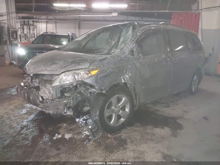 2014 Toyota Sienna Le V6 8 Passenger