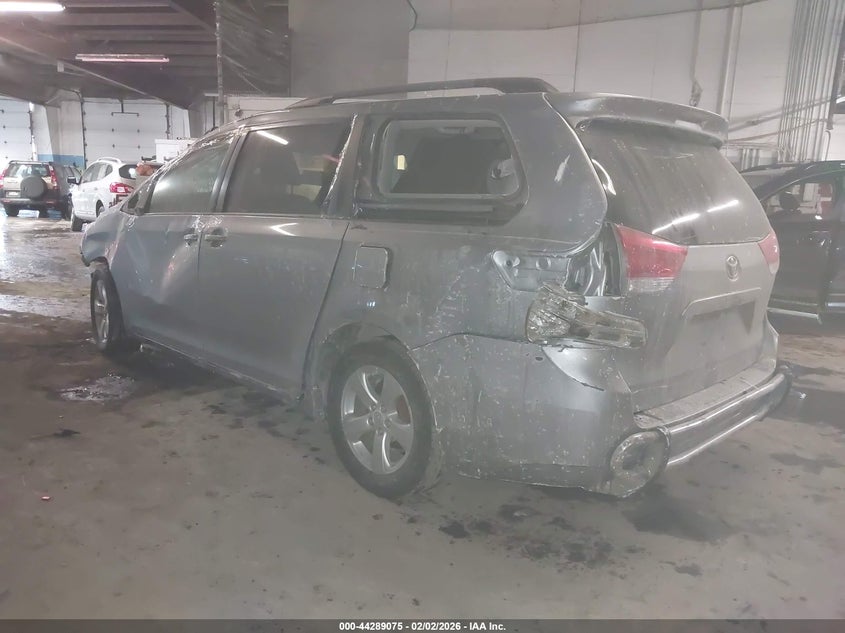 2014 Toyota Sienna Le V6 8 Passenger