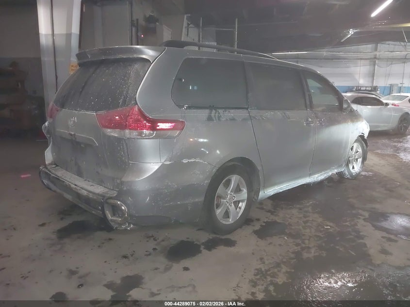 2014 Toyota Sienna Le V6 8 Passenger