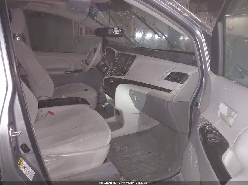 2014 Toyota Sienna Le V6 8 Passenger