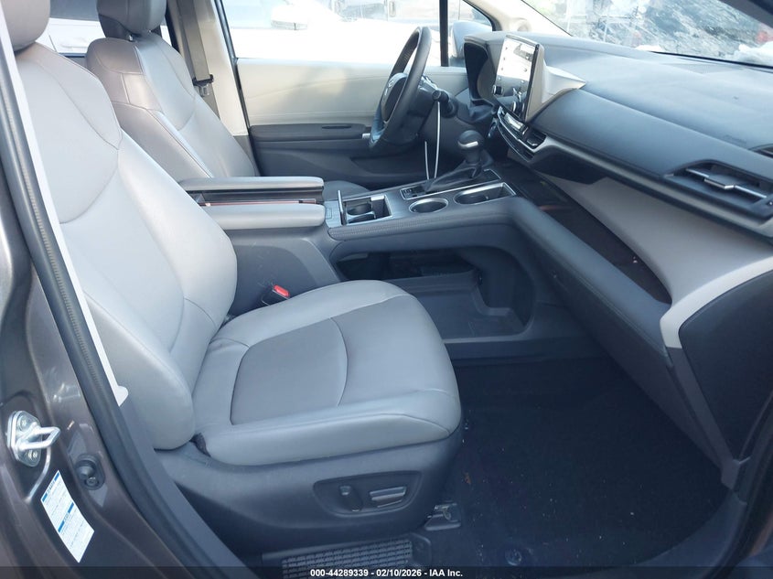 2022 Toyota Sienna Xle