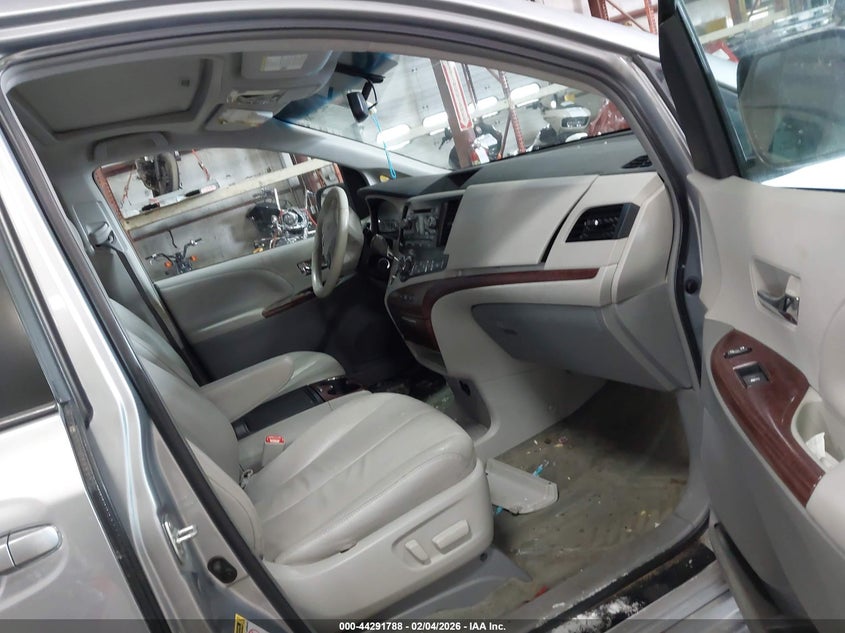 2014 Toyota Sienna Xle V6 8 Passenger