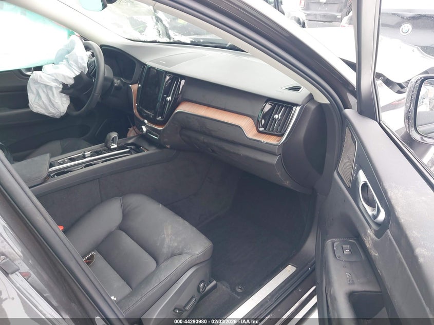 2024 Volvo Xc60 B5 Plus Dark Theme