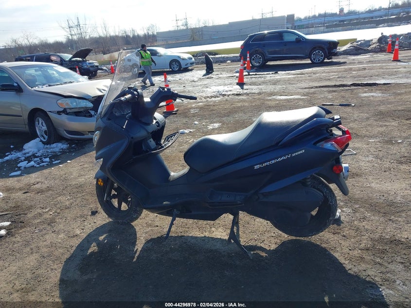 VIN MLCCH41A2N1600429 2022 SUZUKI UH200