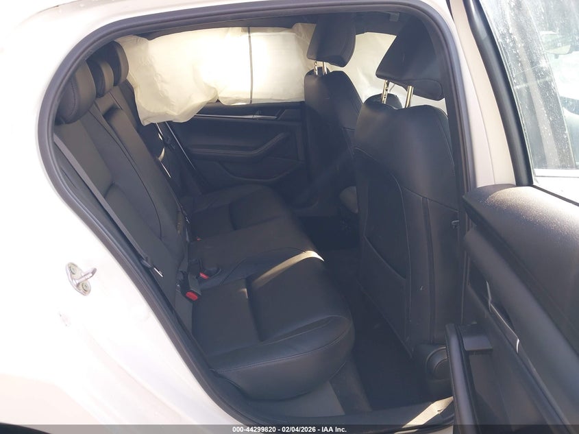 JM1BPBKL2M1328575 2021 Mazda 3 2.5 Select white