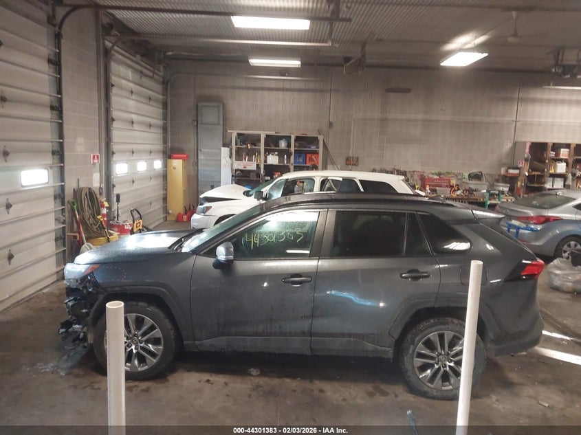 VIN 2T3A1RFV2NW306435 2022 TOYOTA RAV4 XLE PREMIUM
